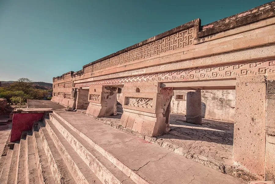 Muros del sitio arqueológico de Mitla decorados con grecas zapotecas