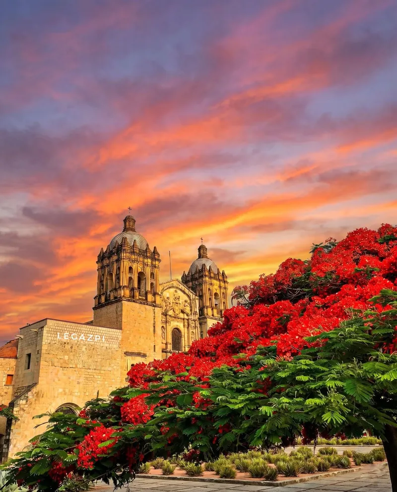 Fachada del templo de Santo Domingo en Oaxaca, sede tradicional de bodas